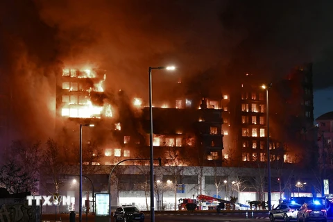 Hiện trường vụ hỏa hoạn tại tòa chung cư ở Valencia, Tây Ban Nha, ngày 22/2. (Ảnh: AFP/TTXVN)