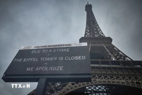 Bảng thông báo về việc đóng cửa tháp Eiffel tại Paris, Pháp ngày 19/2. (Ảnh: AFP/TTXVN)