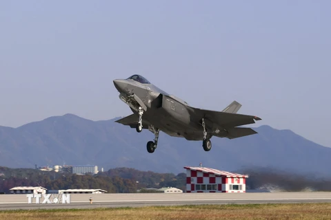 Máy bay chiến đấu F-35A của không lực Hàn Quốc tham gia một cuộc tập trận tại Gunsan, Hàn Quốc ngày 31/10/2022. )Ảnh: AFP/TTXVN)
