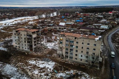 Một toà chung cư bị phá hủy trong xung đột tại Izyum thuộc vùng Kharkiv (Ukraine). (Ảnh: AFP/TTXVN)