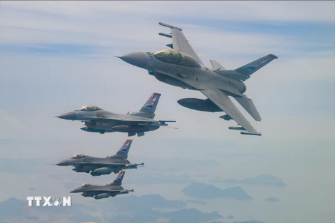 Máy bay chiến đấu Hàn Quốc và Mỹ trong một chuyến bay qua đảo Jeju (Hàn Quốc) ngày 11/5/2023. (Ảnh: Yonhap/TTXVN)