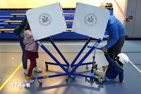 Cử tri bỏ phiếu trong cuộc bầu cử giữa kỳ tại điểm bầu cử ở New York, Mỹ, ngày 8/11/2022. (Ảnh: AFP/ TTXVN)
