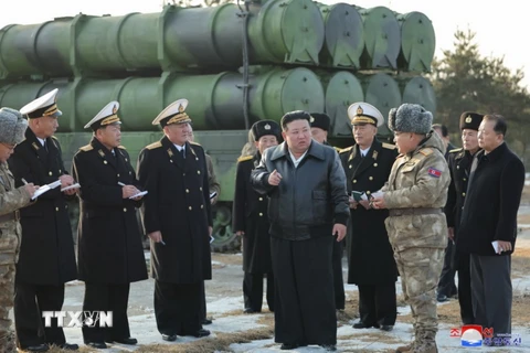 Nhà lãnh đạo nước này Kim Jong-un (giữa) thị sát vụ phóng thử tên lửa đất đối hải mới. (Ảnh: Yonhap/TTXVN)