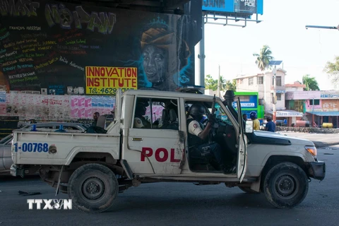 Cảnh sát Haiti gác tại thủ đô Port-au-Prince. (Ảnh: AFP/TTXVN)