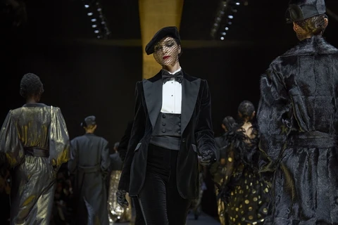 Nét quyến rũ đầy quyền lực từ trang phục tuxedo truyền thống của Dolce & Gabbana