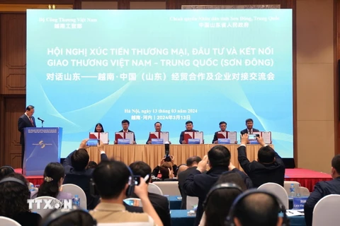 Lễ ký kết hợp tác giữa các doanh nghiệp Việt Nam và doanh nghiệp tỉnh Sơn Đông (Trung Quốc). (Ảnh: Uyên Hương/TTXVN)