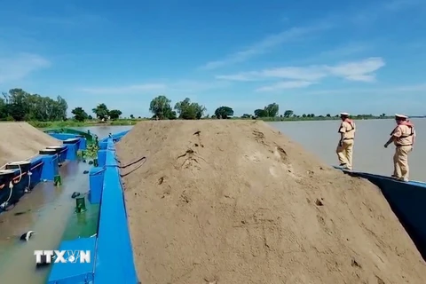 Lực lượng chức năng kiểm tra phương tiện chở cát. (Ảnh minh họa. Nguồn: TTXVN phát)