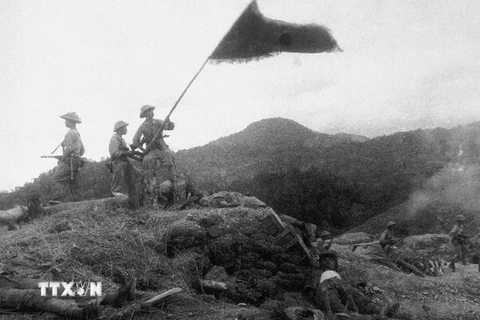Bộ đội ta giương cao cờ chiến thắng trên cứ điểm Him Lam vừa chiếm được trong trận mở màn Chiến dịch Điện Biên Phủ, chiều 13/3/1954. (Ảnh: Tư liệu TTXVN)