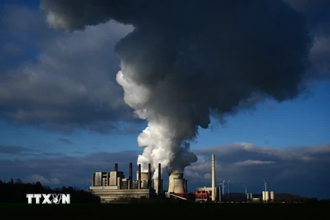Khí thải bốc lên từ nhà máy điện than của Tập đoàn năng lượng RWE ở Neurath, miền Tây Đức ngày 28/11/2023. (Ảnh: AFP/TTXVN)