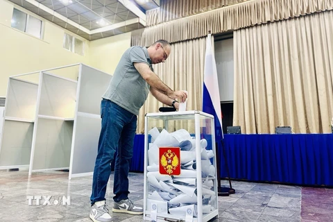 Một cử tri Nga bỏ phiếu bầu Tổng thống Liên bang Nga tại điểm bỏ phiếu ở Đại sứ quán Liên bang Nga (Hà Nội). (Ảnh: Việt Đức/TTXVN)