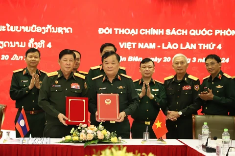 Thượng tướng Hoàng Xuân Chiến và Thượng tướng Vongkham Phommakone ký kết Biên bản Đối thoại Chính sách Quốc phòng Việt Nam-Lào lần thứ 4. (Ảnh: Hồng Pha/TTXVN phát)