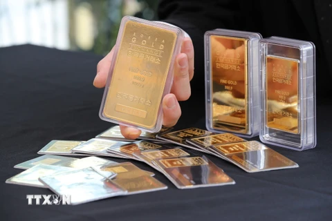 Vàng miếng được giới thiệu tại sàn giao dịch vàng ở Seoul, Hàn Quốc. (Ảnh: Yonhap/TTXVN)