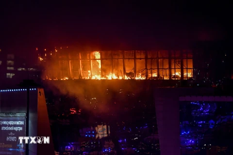 Lửa cháy dữ dội tại hiện trường vụ tấn công nhằm vào trung tâm thương mại Crocus City Hall ở Moskva, Nga tối 22/3. (Ảnh: THX/TTXVN)
