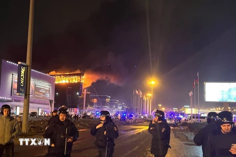 Lực lượng an ninh được triển khai tại hiện trường vụ nổ súng nhằm vào trung tâm thương mại “Crocus City Hall” ở Moskva, Nga tối 22/3. (Ảnh: AA/TTXVN)