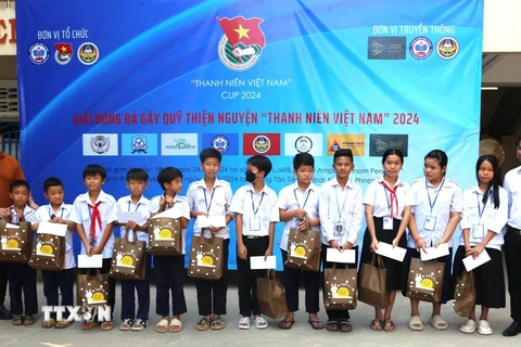 Trao quà và học bổng cho con em người gốc Việt tại Trường Tiểu học Hữu nghị Khmer-Việt Nam Tân Tiến. (Ảnh: Hoàng Minh/TTXVN)