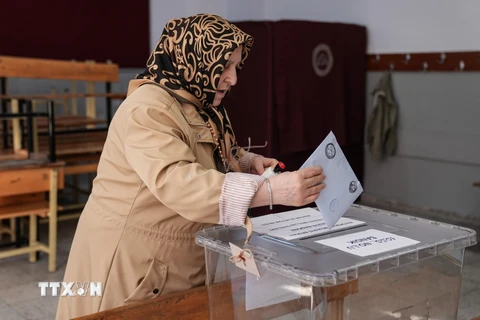 Cử tri bỏ phiếu trong cuộc bầu cử địa phương ở Istanbul, Thổ Nhĩ Kỳ ngày 31/3. (Ảnh: AA/TTXVN)