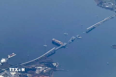 Hiện trường vụ sập cầu Francis Scott Key ở thành phố Baltimore, bang Maryland (Mỹ), sau khi bị tàu chở hàng đâm trúng, ngày 31/3. (Ảnh: AFP/TTXVN)