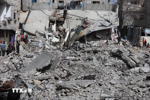Cảnh đổ nát sau một vụ không kích của Israel xuống Rafah, Dải Gaza, ngày 27/3. (Ảnh: THX/TTXVN)