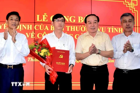 Tân Bí thư Thành ủy Sóc Trăng Thái Đăng Khoa nhận Quyết định và hoa chúc mừng. (Ảnh TTXVN phát)