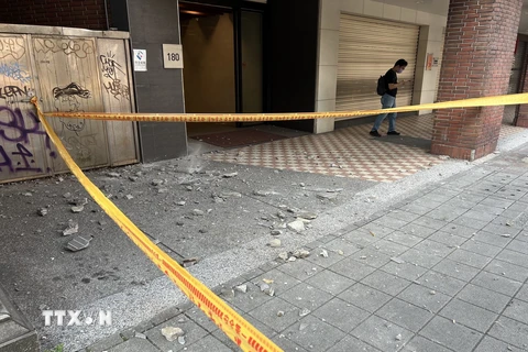 Tòa nhà bị hư hại sau trận động đất ở Đài Bắc, Đài Loan (Trung Quốc), ngày 3/4. (Ảnh: THX/TTXVN)
