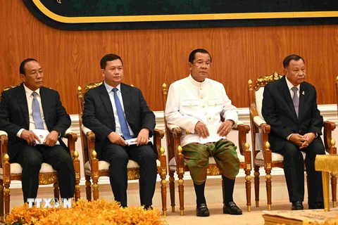 Thượng nghị sỹ Hun Sen (thứ 2 từ phải sang trái), Chủ tịch Hội đồng cố vấn tối cao của Quốc vương Campuchia, Chủ tịch Đảng Nhân dân Campuchia (CPP) tại phiên khai mạc kỳ họp đầu tiên Thượng viện Campuchia khóa V. (Ảnh: AKP/TTXVN phát)