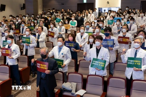 Các giáo sư y khoa biểu tình phản đối kế hoạch tăng chỉ tiêu tuyển sinh của Chính phủ tại trường Đại học Hàn Quốc ở Seoul ngày 25/3. (Ảnh: Yonhap/TTXVN)