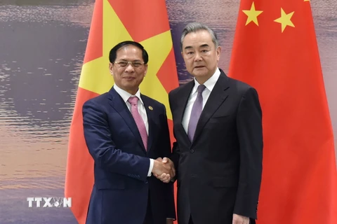 Bộ trưởng Ngoại giao Trung Quốc Vương Nghị đón tiếp Bộ Trưởng Ngoại giao Bùi Thanh Sơn tại Quảng Tây. (Ảnh: Phóng viên TTXVN tại Trung Quốc)