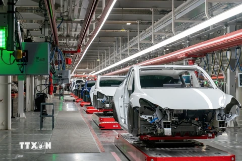 Dây chuyền lắp ráp xe ô tô tại cơ sở sản xuất của Tesla ở Austin, Mỹ. (Ảnh: AFP/TTXVN)
