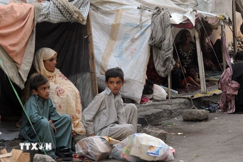 Người vô gia cư sống trong khu lều tạm ở Karachi, Pakistan. (Ảnh: AFP/TTXVN)