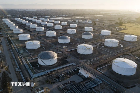 Bể chứa dầu tại kho dự trữ ở Carson, California, Mỹ. (Ảnh: AFP/ TTXVN)