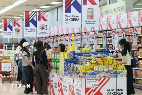 Các gian hàng trong một cửa hàng của Lotte Mart ở Seoul, Hàn Quốc. (Ảnh: Yonhap/TTXVN)