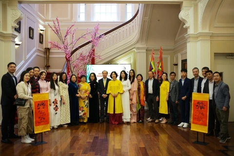 Đại sứ Nguyễn Quốc Dũng và Phu nhân cùng cán bộ đại sứ quán và các cơ quan đại diện Việt Nam tại Hoa Kỳ tham dự sự kiện. (Ảnh: Kiều Trang/TTXVN)