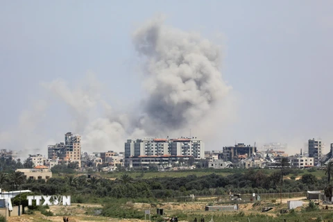 Khói bốc lên sau cuộc không kích của Israel xuống Dải Gaza. (Ảnh: THX/TTXVN)