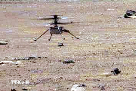 Hình ảnh trực thăng thám hiểm Sao Hỏa Ingenuity hạ cánh sau chuyến bay thứ 5, được chụp từ camera của tàu thăm dò Perseverance, ngày 5/4/2021. (Ảnh: AFP/TTXVN)