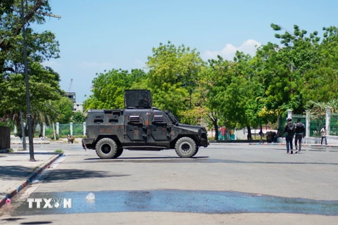 Cảnh sát Haiti tuần tra trên đường phố thủ đô Port-au-Prince. (Ảnh: AFP/TTXVN)