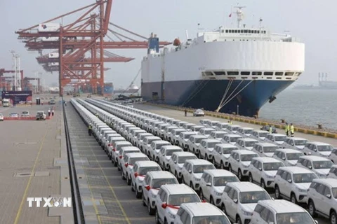 Ôtô mới chờ xuất khẩu tại cảng Yokohama, Nhật Bản. (Ảnh: Kyodo/TTXVN)