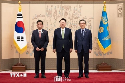 Tổng thống Hàn Quốc Yoon Seok Yeol và Bộ trưởng Ngoại giao Cho Tae Yul tiếp Đại sứ Vũ Hồ. (Ảnh: Văn phòng Tổng thống Hàn Quốc/TTXVN phát)