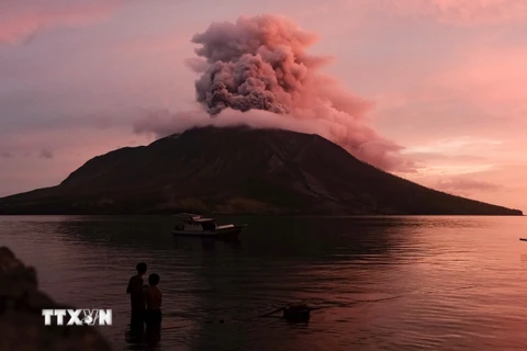 Một núi lửa ở Indonesia phun trào. (Ảnh: AFP/TTXVN)