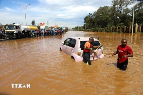Ngập lụt do mưa lớn tại Nairobi, Kenya ngày 1/5. (Ảnh: THX/TTXVN)
