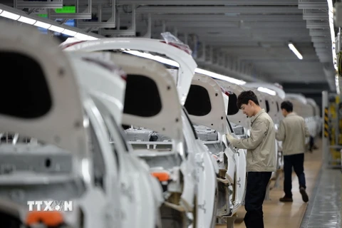 Công nhân làm việc tại nhà máy sản xuất xe của Hyundai tại Thương Châu, tỉnh Hà Bắc (Trung Quốc). (Ảnh: AFP/TTXVN)