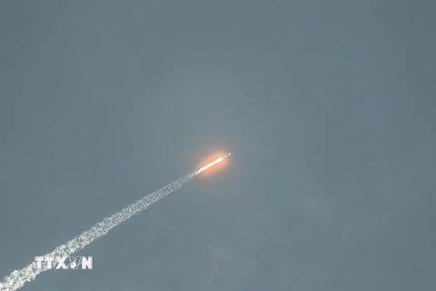 Tên lửa Falcon 9 mang theo các vệ tinh Starlink được phóng lên vũ trụ. (Ảnh: AFP/TTXVN)