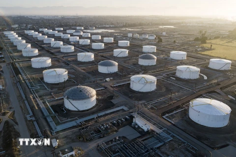 Các bể chứa tại kho dự trữ dầu ở Carson, bang California (Mỹ). (Ảnh: AFP/TTXVN)