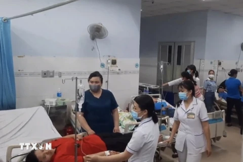 Công nhân Công ty TNHH Dechang (đóng tại Khu công nghiệp Giang Điền, huyện Trảng Bom, Đồng Nai) nhập viện sau bữa ăn tối với các triệu chứng nghi ngộ độc. (Ảnh: TTXVN Phát)