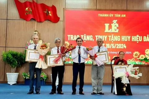 Tỉnh Long An trao và truy tặng hơn 400 huy hiệu Đảng trong đợt 19/5