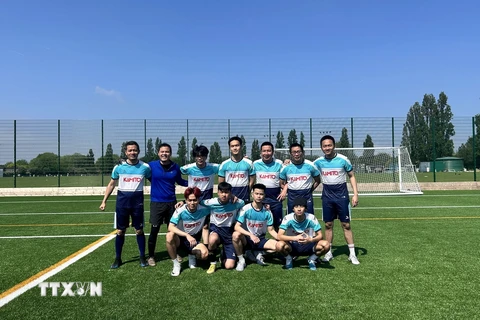 Đội bóng FC Đại sứ quán đại diện cho các cơ quan đại diện Việt Nam tại Anh lần đầu tiên tham dự giải bóng đá cộng đồng người Việt. (Ảnh: TTXVN phát)