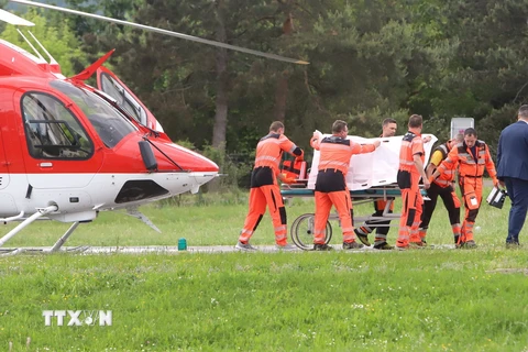 Thủ tướng Robert Fico được chuyển gấp lên trực thăng tới bệnh viện ở Banska Bystrica, sau khi bị bắn. (Ảnh: THX/TTXVN)