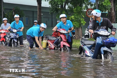 Công nhân "bì bõm" trong Khu công nghiệp Giao Long. (Ảnh: Huỳnh Phúc Hậu/TTXVN)