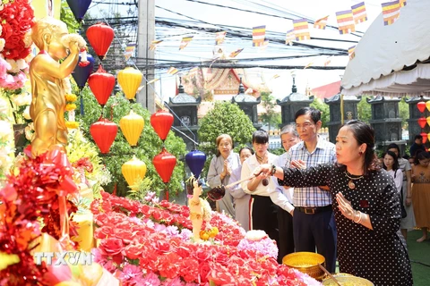 Rất đông cộng đồng người Việt đang làm ăn sinh sống tại Lào tham dự nghi lễ Tắm Phật trong Đại lễ Phật đản Phật lịch 2568. (Ảnh: Phạm Kiên/TTXVN)