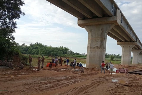 Quảng Ngãi: Nước lũ làm sập cầu tạm, cuốn trôi một người xuống sông Trà Bồng