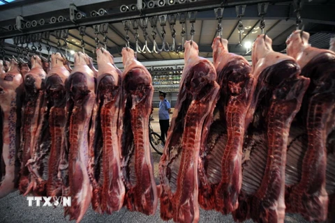 Thịt lợn được bày bán tại Bắc Kinh, Trung Quốc. (Ảnh: AFP/ TTXVN)